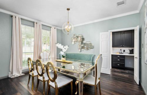 Upscale 4BR Cypress Home w Pool, Hot Tub, Theater, Sleeps 20 - Foto 5