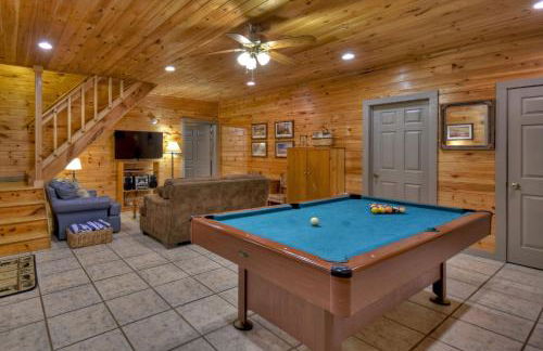 K6 Lodge Gather around the firepit soak in the hot tub and splash in the creek - Foto 33