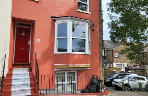 Beachside Bliss in Heart of Town - Foto 6