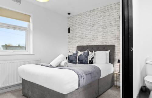 Spacious 5 Bedroom & 5 Bathrooms House - Garden - Parking - Netflix 376MW - Foto 4