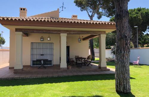 Moderno y amplio chalet, con piscina privada - Foto 1