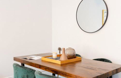 E10-2 Designer East Village Townhouse 1BR W D - Foto 9