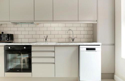 Lovely 2 Bedroom House - Free Parking - Accommodation near QMC Hospital & University of Nottingham - Suitable for Short Stays & Long Stays - Photo 7