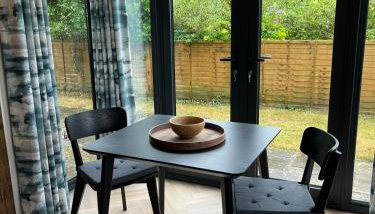 The Acorn Goodwood luxury lodge house 10 minute walk from Goodwood Festival of Speed - Foto 5