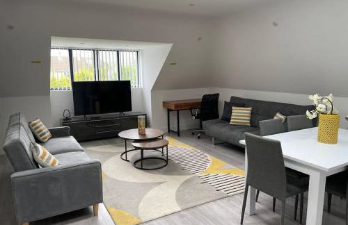 Orchid Lodge - Two Bed Generous Flat - Parking, Netflix, WIFI - Close to Blenheim Palace & Oxford - F4 - Photo 1