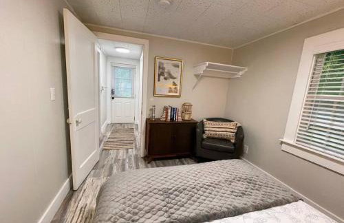 Cheerful 1 Bedroom Cottage Close to Everything 2 - Foto 4