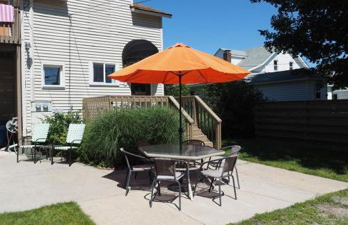 The Cute & Cozy - Lower Apt - Great Location! - Photo 8