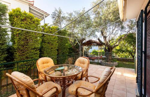 Avia's Seaside Hideaway with Lush Garden - Foto 14