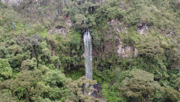 Vue panoramique sur la chute d'eau de Suruhuaico
