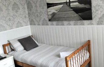 Ladbury House in Walsall near M6, Walsall Uni and Hospital, with free parking and easy access to Birmingham city centre and West Bromwich, only 20 mins to NEC and Birmingham airport, 15 mins to Villa Park, Great for contractors! - Foto 12