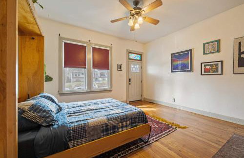 Charming City Home with Patio Fire Pit & Record Player-Family Friendly - Foto 11