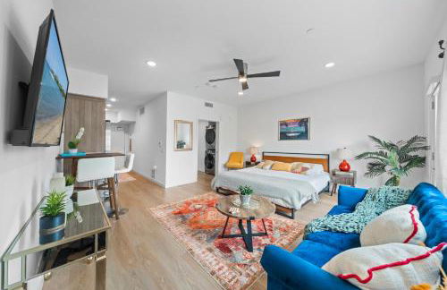 Stylish Top-Floor Gem with King Bed & City Ocean Views - Foto 13