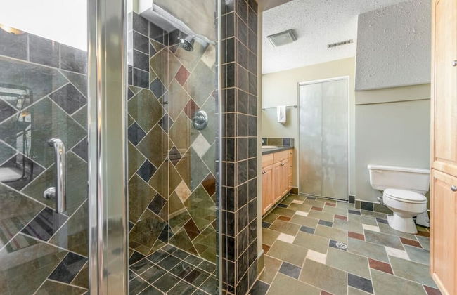 LUXURIOUS 5,500 sqft Home: 5 Br/5 Ba | PRIVATE Pool & Hot Tub | STEPS to Beach - Foto 35