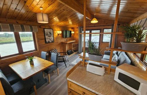 Bure River Lodge Houseboat - Photo 9