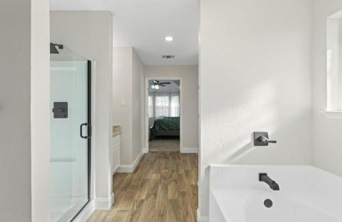 Spacious 5-bedroom villa in welcoming Burleson with WiFi, AC - Foto 8