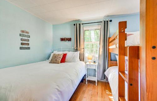 Becket Home with 3-Season Porch Walk to Lake Access - Foto 11