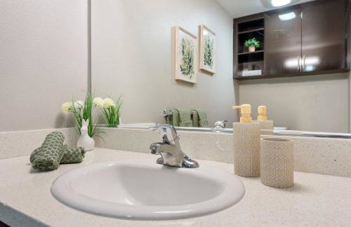 5-Star Irvine | Luxe 2BR w/ Pool, Gym & Parking - Foto 9