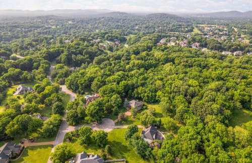 Updated and Spacious Home with Huge Yard Office and Decks - Foto 63