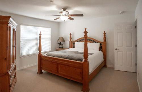 Lakefront 6BR Retreat w Dock & Game Room - Foto 19