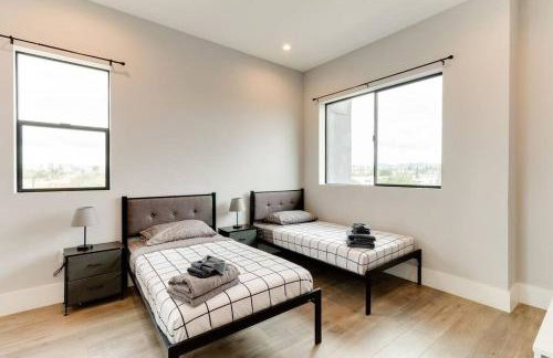 Luxury Modern 4 bedroom 3 Bath Home With Rooftop Deck #3 - Foto 4