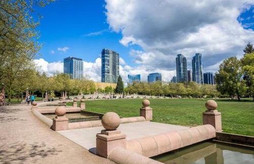 Cozy DT Bellevue Apt | Fast Wi-Fi & Free Parking - Foto 47