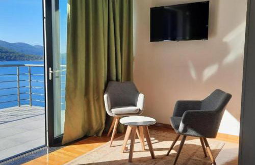 Beachfront Luxury Villa with Private Pool and Stunning Sea Views - Photo 21