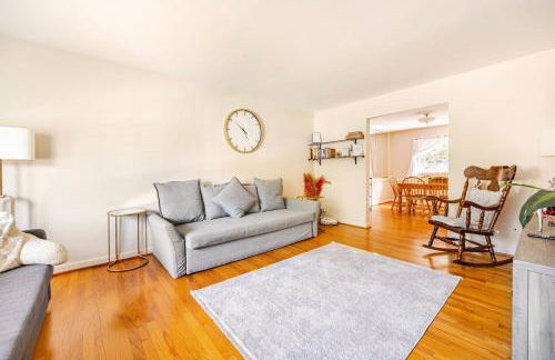 3BR Home - Free Parking-WiFi Kitchen Laundry-Kids Friendly-Near DC & Downtown & Metro-Patio & Deck - Foto 16