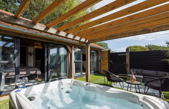 Romantic Countryside Lodge With Hot Tub - Photo 1