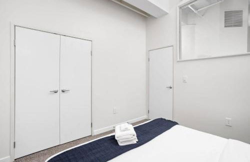 BOLD 2BR 2BA In The Block Apartment by CozySuites - Foto 10