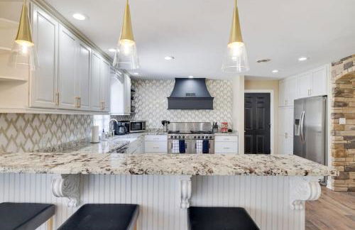 Luxe Lrg Pocono House for 18 Hot Tub/Gameroom/Pool - Foto 52