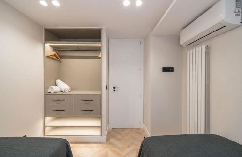 Location, Luxury & Style Best 5Bed in Madrid - Photo 25