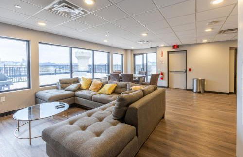 King Bed - Heart of PB - Jaw-Dropping Rooftop and Gym - Foto 14