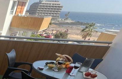 Stunning Chic Penthouse retreat in front of the beach - Foto 9