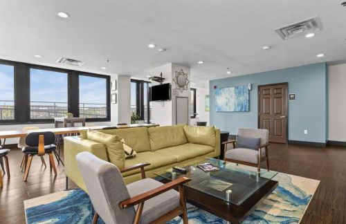 Sleek 2BR Downtown Retreat with Gym - Foto 29