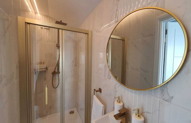 Stunning 1 King bed Cabin in Grays - Photo 9