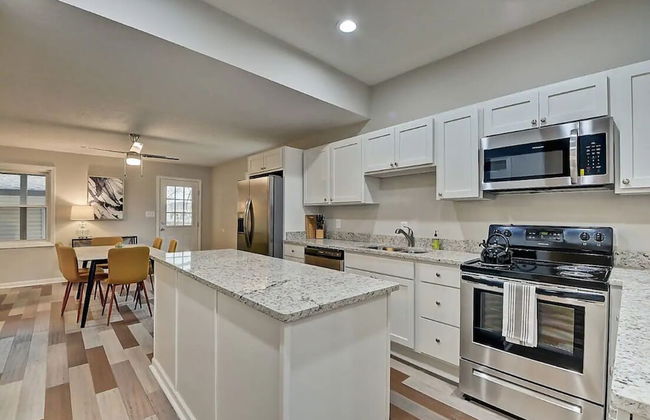 Spacious 6BR/3BA House w/ Parking! Sleeps 20! - Foto 34