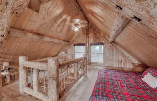 Cozy Log Cabin Loft Hot Tub on 5 wooded acres - Foto 11