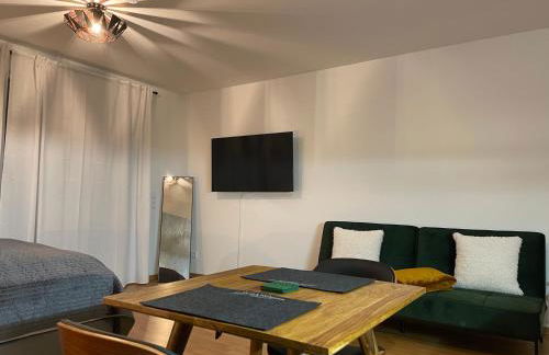 Studio Stevie Nicks I Workplace I 24in Screen I Kitchen I PS4 - Foto 6