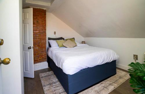 Walk Everywhere | 2-Bedroom House w/ Backyard - Foto 21