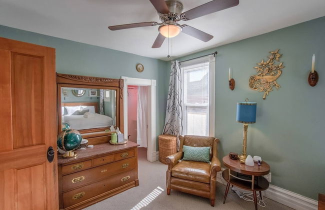 Pet Friendly 1900 Classic 3 Bedroom Value - Photo 9