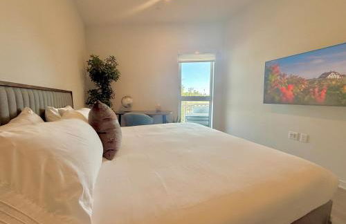 Designer Silver Lake Stylish One Bedroom with Parking - Photo 8