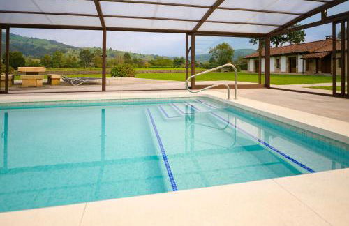 Piscina climatizada y cubierta 365 dias en Casa Rural con Encanto El Puentuco una de las casas mas valoradas de Cantabria - Foto 81