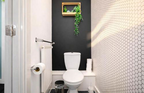 2 Bedroom House with 4 Beds, 3 Doubles & 1 Single - In Salford, 10 mins Uber from Manchester City Centre - Located in Salford close to Old Trafford, Manchester united, Trafford Park, Salford Quays & more! With Garden & Parking - By MAEVELA Manchester - Foto 13