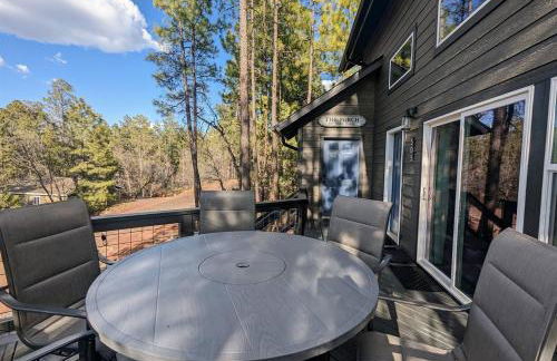 Pinetop Getaway w Sunset Deck & Fire Pit Table - Foto 9