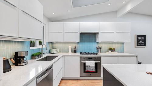 Mid-Century Modern Home - 3-Bedroom Rambler - Foto 2