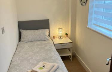 Comfy 2 bed house located at Wareham train station - Photo 14