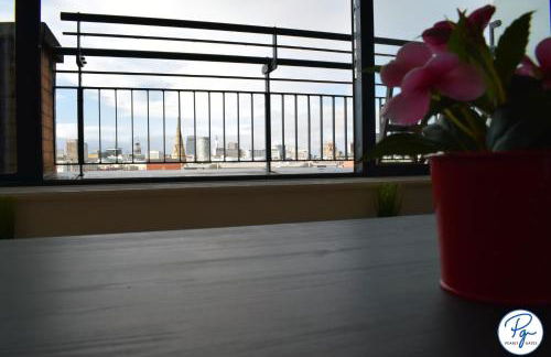 Penthouse - Amazing City Skyline Views - Balcony - FREE extra 2 hours - FREE Parking - Utilita Arena - Bullring Shopping - New St Station- Super King Size Bed - Foto 33