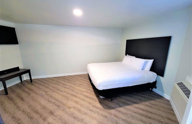 Edge-O-Dells Resort - 21 and Older - Photo 17