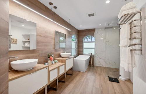 Luxury Modern Waterfront House in BEST Location! King Bed Suite & Close to Beach - Photo 18