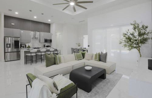 KING BED - FREE Pool Heat - 85 in TV - 4BR Villa - Foto 57